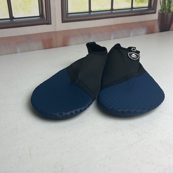 Water/Workout/Exercise Shoes - Picture 2 of 3
